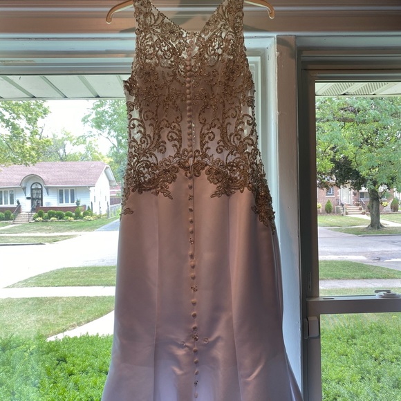 Wedding dress - Picture 3 of 10